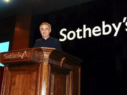 Ferran Adri&aacute; posa en Hong Kong durante la primera de las dos subastas programadas por Sotheby&#039;s.