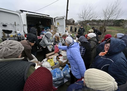 Voluntarios distribuyen ayuda humanitaria a los residentes locales en la aldea de Zalissia, al noreste de Kiev. Henkel, que fabrica el detergente Persil, los productos para el cabello Schwarzkopf, los geles Fa y los pegamentos Loctite y Pritt, va a interrumpir sus actividades en Rusia "en vista de la evolución de la guerra en Ucrania".