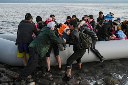 Refugiados desembarcan en la isla griega de Lesbos, el 2 de marzo. Numerosos refugiados sirios declararon que, una vez llegados de Estambul y otras ciudades turcas, ya no tienen permiso para volver, pues las autoridades turcas únicamente les permiten abordar vehículos que los acerquen de nuevo a la frontera.