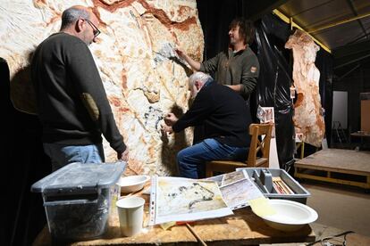 Las pinturas rupestres están siendo recreadas en un taller especializado en Toulouse.