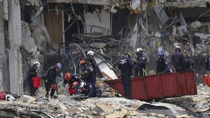 Un equipo de rescate trabaja entre los escombros del edificio, este sábado.