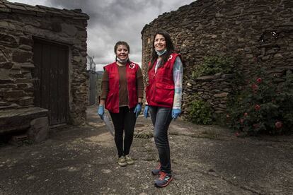 Las voluntarias de la Cruz Roja Sofía Silva (izquierda) y su madre, Paula Garrido, en Madarcos (Madrid).