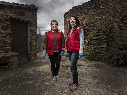 Las voluntarias de la Cruz Roja Sofía Silva (izquierda) y su madre, Paula Garrido, en Madarcos (Madrid).