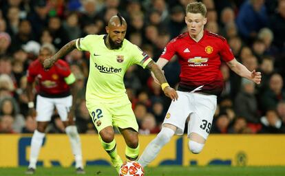 Arturo Vidal ante Scott McTominay en el duelo de ida en Manchester.