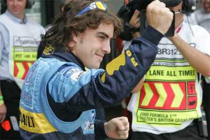 Alonso celebra haber logrado el mejor tiempo en Silverstone.