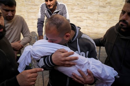 Un palestino sostiene el cuerpo de su sobrino Mohammad Shaban, de 11 meses, muerto tras un ataque israelí sobre la Ciudad de Gaza este martes. 