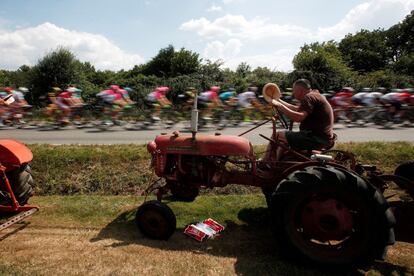 El pelotón rueda durante la cuarta etapa del Tour de Francia, 195 kilómetros entre La Baule y Sazeau, (Francia).