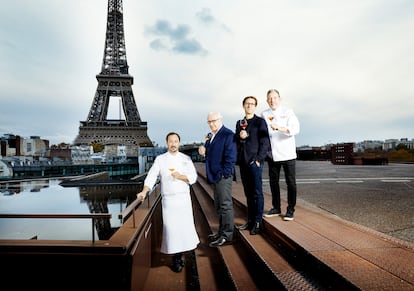 De izquierda a derecha, en la azotea del Museo del Quai Branly de París, Romain Meder, Alain Ducasse Vincent Chaperon y Albert Adrià.