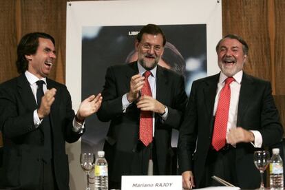 Aznar, Rajoy y Mayor, en la presentación en 2007 del libro 'Esta gran nación', una larga entrevista al exministro del Interior.
