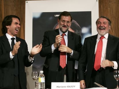 Aznar, Rajoy y Mayor, en la presentaci&oacute;n en 2007 del libro &#039;Esta gran naci&oacute;n&#039;, una larga entrevista al exministro del Interior.