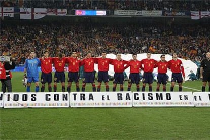La selección española, antes del partido contra Inglaterra, posa tras una pancarta contra el racismo.