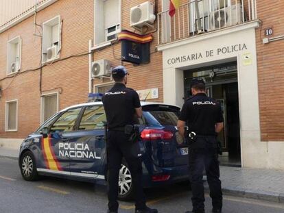 Agentes de policía en la comisaría de Alicante.