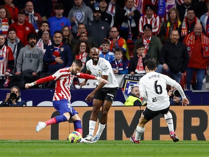 Carrasco remata ante la oposición de Foulquier y Guillamón durante el partido de este sábado.