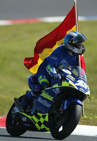 Pedrosa, con la bandera española durante la vuelta de honor.