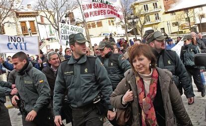 La alcaldesa de Rascafría, escoltada por la Guardia Civil, el pasado enero.