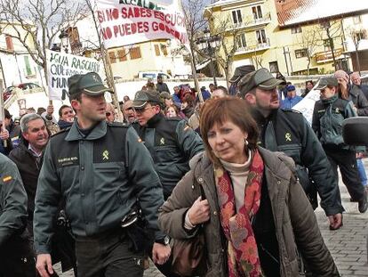 La alcaldesa de Rascafr&iacute;a, escoltada por la Guardia Civil, el pasado enero.