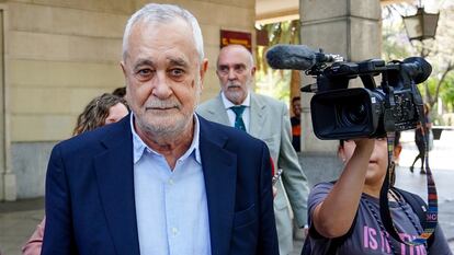 El expresidente de la Junta de Andalucía, José Antonio Grinán saliendo de  los juzgados, el pasado 18 de mayo, en Sevilla.