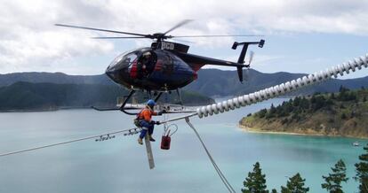 Un trabajador de Broadspectrum en un cable de alta tensión.