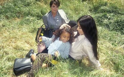 North West sonríe en brazos de su madre, Kim Kardashian, y delante de su abuela, Kris Jenner, para la campaña de Fendi.