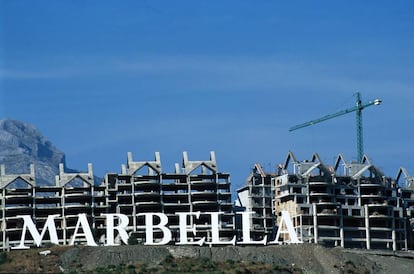 Durante más de dos décadas, Marbella vivió en un continuo estado de construcción de viviendas que en su mayoría eran ilegales. |