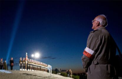 Un veterano polaco de la II Guerra Mundial presencia la ceremonia de recuerdo ante el monumento a los defensores de Westerplatte, en la ciudad polaca de Gdansk.