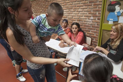 Votantes de uno de los barrios más humildes de Buenos Aires, emiten su voto en la escuela República Argentina de Villa Lugano, Buenos Aires