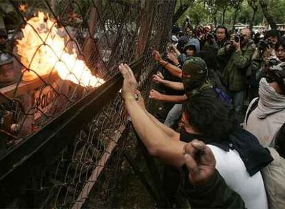 Un grupo de manifestantes ataca a la policía en las proximidades de la Embajada de EE UU en México.