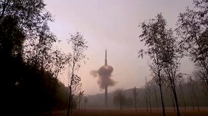 Una imagen muestra el lanzamiento del misil Hwasong-19 en una ubicación no revelada en esta captura de pantalla obtenida de un video publicado el 1 de noviembre.