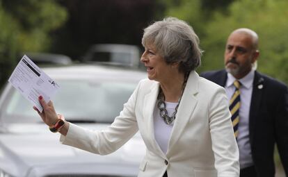 La primera ministra británica Theresa May a su llegada al colegio electoral en Sonning, en el condado inglés de Berkshire (Inglaterra).