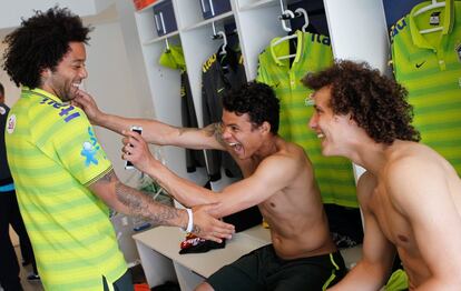 Thiago Silva bromea con Marcelo.