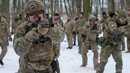 Voluntarios del Ejército ucranio entrenan en un parque de Kiev el pasado sábado.