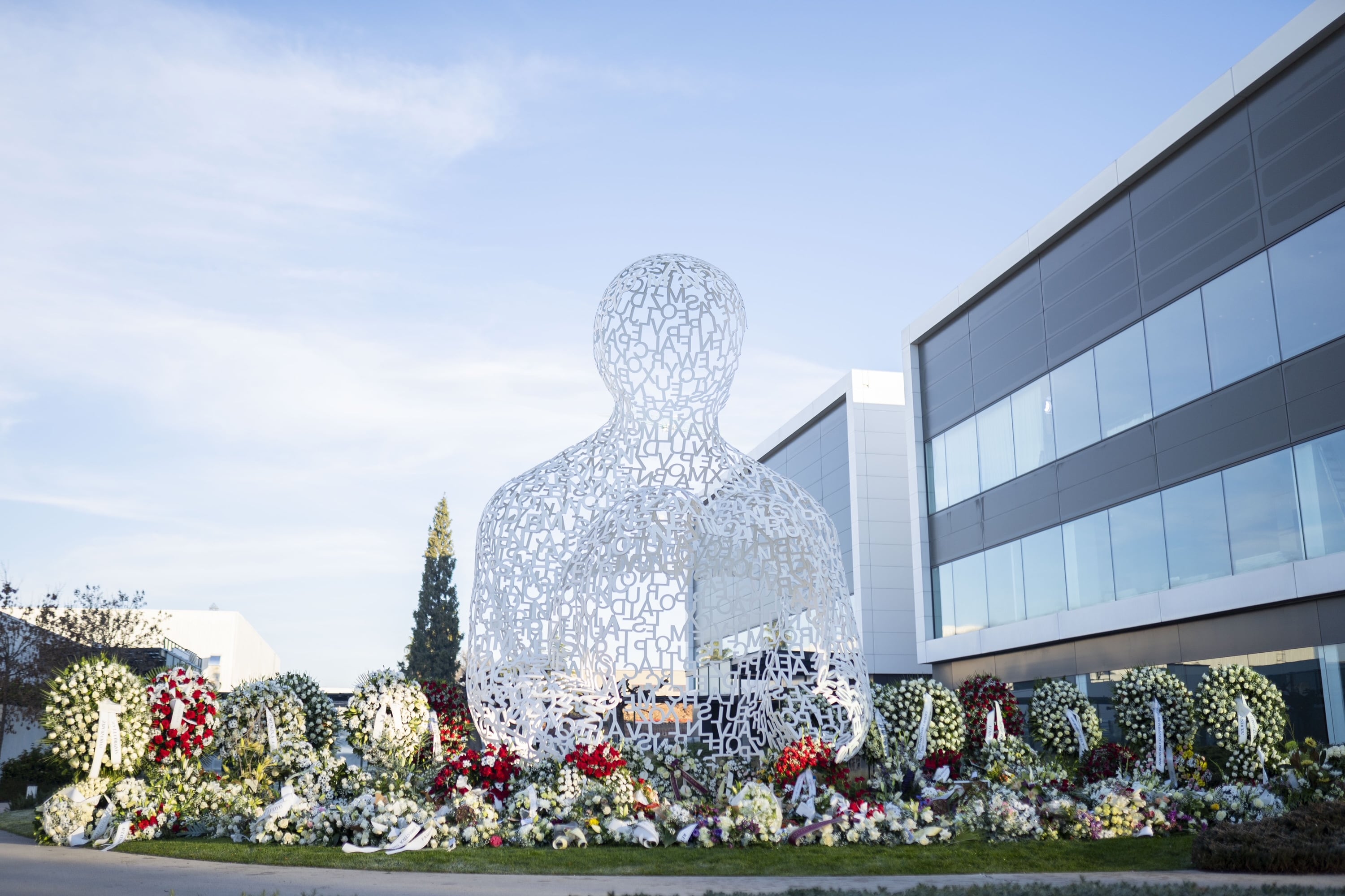 Flores depositadas en la sede de Mango en homenaje a su fundador, Isak Andic, fallecido este sábado.