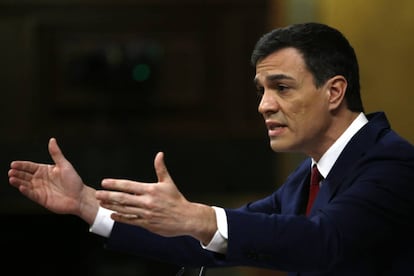 Pedro Sánchez gesticula en el debate de investidura.