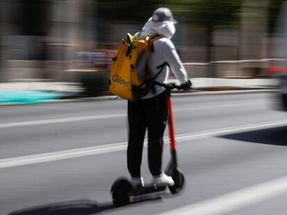 Un repartidor circula por una calle de Madrid, el pasado jueves.