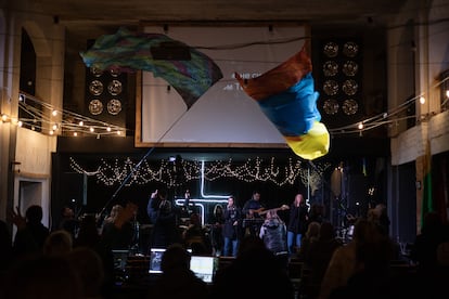 Los feligreses de la iglesia evangélica de Yitómir disfrutaban el miércoles de un concierto de rock para acompañar el oficio religioso que ha pasado de ser semanal a celebrarse todos los días con el fin de ofrecer a la comunidad un lugar de encuentro. 
