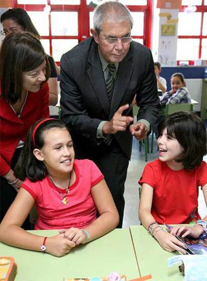 La conselleira y Touriño, ayer con escolares de Ourense.