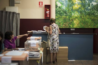Una mujer elige su papeleta en un colegio electoral en las elecciones generales de 2016.