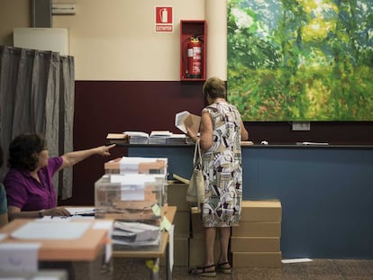 Una mujer elige su papeleta en un colegio electoral en las elecciones generales de 2016.