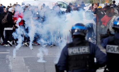 Estudiantes se enfrentan con los agentes antidisturbios durante una protesta contra los planes de reforma educativa del Gobierno del presidente francés, Emmanuel Macron, en Montpellier, al sur de Francia.