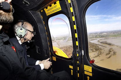 El ministro del Interior, Jorge Fernández Díaz, en el helicóptero del Ejército con el que ha sobrevolado la zona afectada por la crecida del Ebro.
