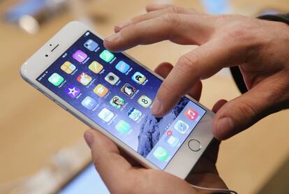 Un comprador prueba el iPhone 6 en una Apple Store.