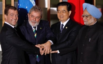 Los dirigentes de Brasil, China, Rusia e India saludan en la cumbre de BRIC en Brasilia.