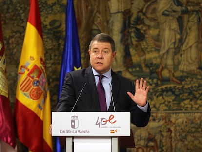 El presidente de Castilla-La Mancha, Emiliano García-Page, comparece durante un encuentro con el ministro de Inclusión, Seguridad Social y Migraciones, en el Palacio de Fuensalida, este lunes en Toledo.