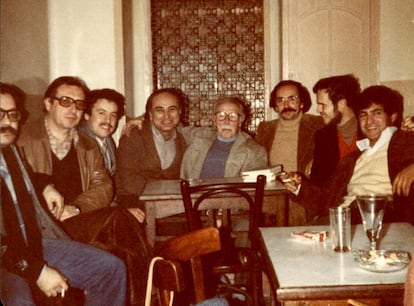 Los poetas Juan Gil-Albert y Francisco Brines (cuarto y quinto por la derecha) y otros escritores, en el antiguo Café Malvarrosa de Valencia, en una imagen sin fechar.