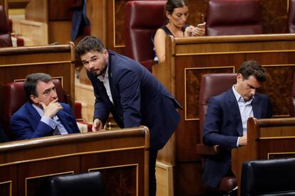 El portavoz de ERC, Gabriel Rufián (de pie), conversa con el del PNV, Aitor Esteban, en el Congreso.