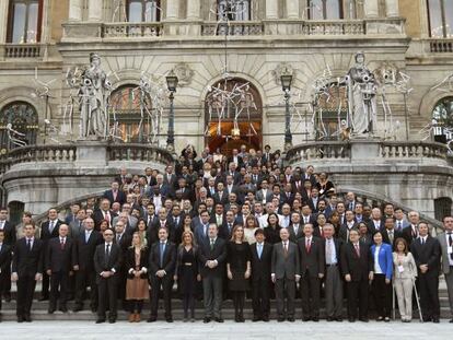 Foto de familia en la escalinata del Ayuntamiento de Bilbao de los asistentes al Foro Mundial de Alcaldes.