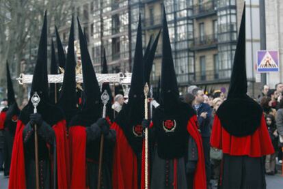 Componentes de la Cofradía de la Pasión, durante una de sus procesiones por Bilbao.