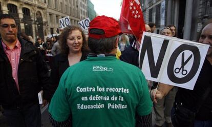 Protesta contra los recortes en la educación universitaria ante la Consejería de Educación.