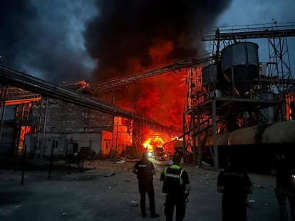 Varios rescatistas, frente a la fábrica de aceite vegetal destruida por el ataque de misiles rusos en la región de Poltava (Ucrania) este lunes.