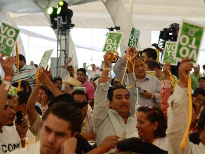 Delegados del partido de izquierda emiten sus votos en el Congreso. 